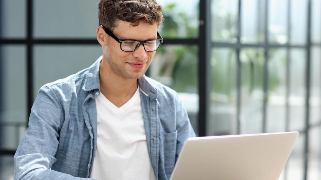 Od drugiej połowy 2026 roku Microsoft wprowadza wymóg minimalnej mocy obliczeniowej NPU na poziomie 40 TOPS dla urządzeń z systemem Windows 11 i pełnym wsparciem dla funkcji Copilot+